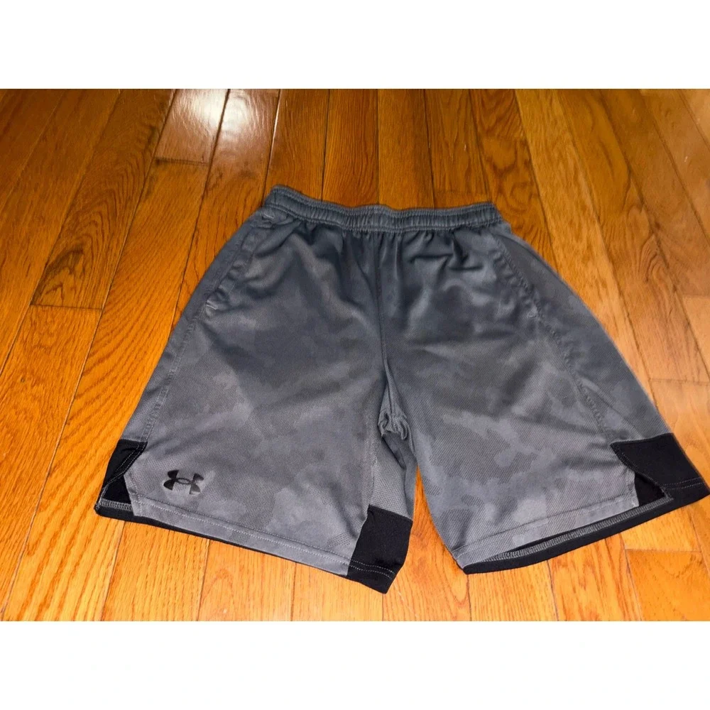 Under Armour Mens Grey Camo Athletic Shorts Loose Fit Size Medium 9 Inseam